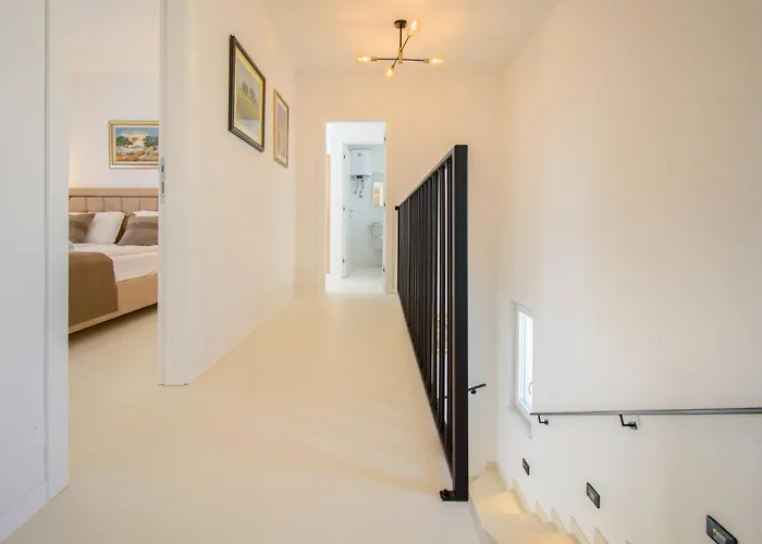 Villa Modern Angelina In - By Istrabook *