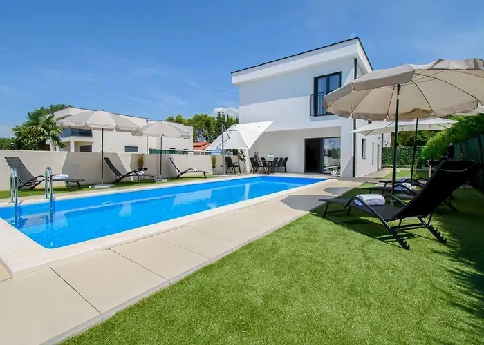 Modern Angelina In - By Istrabook *