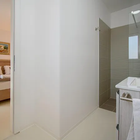 Modern Angelina In ヴィラ