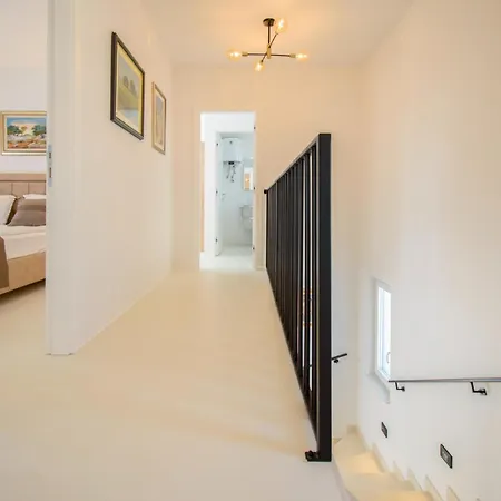 Villa Modern Angelina In *