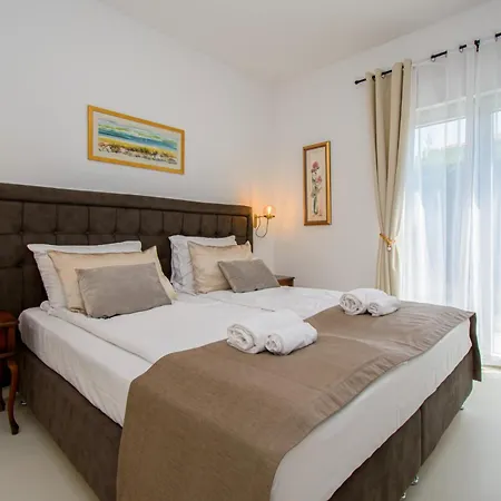 Modern Angelina In ポレッチ