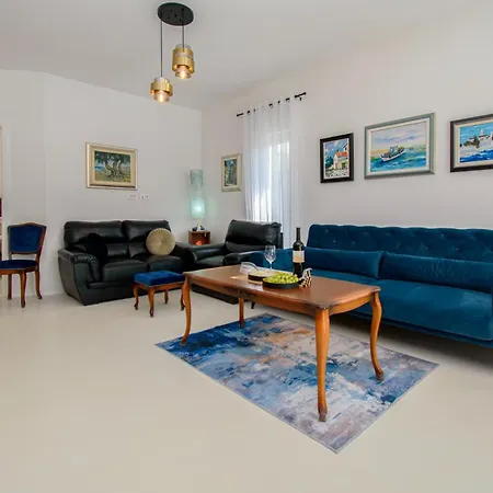 Modern Angelina In ヴィラ