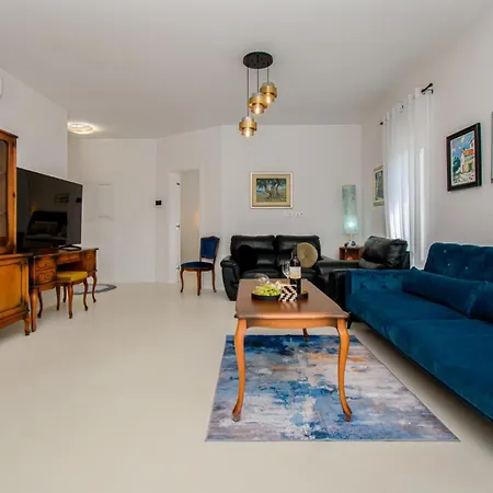 Modern Angelina In ヴィラ