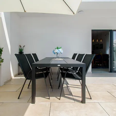 Modern Angelina In ヴィラ *