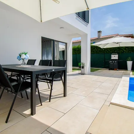 Villa Modern Angelina In *