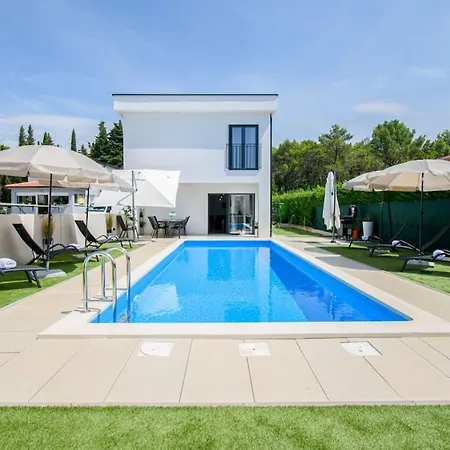 Villa Modern Angelina In - By Istrabook *