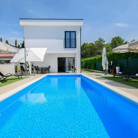 Modern Angelina In Villa Poreč