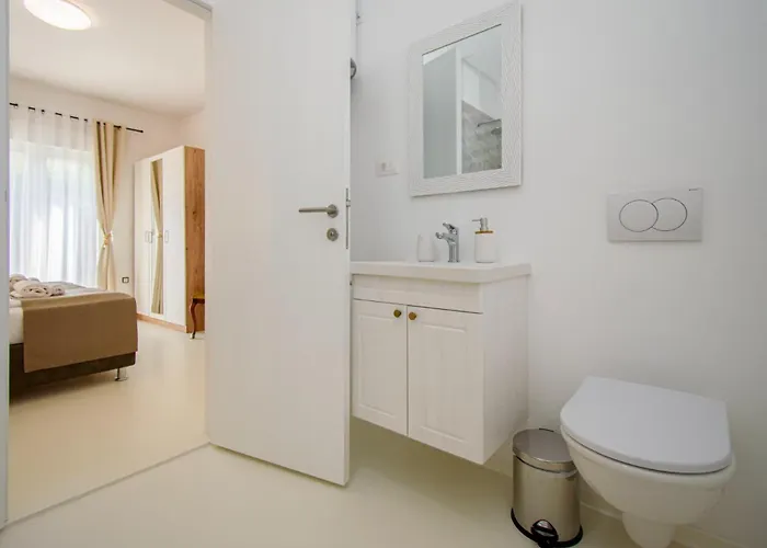 Modern Angelina In - By Istrabook