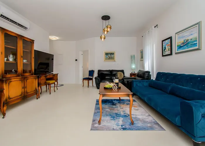 Modern Angelina In - By Istrabook Villa