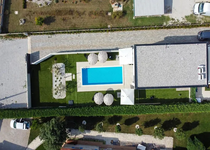 Villa Modern Angelina In - By Istrabook *