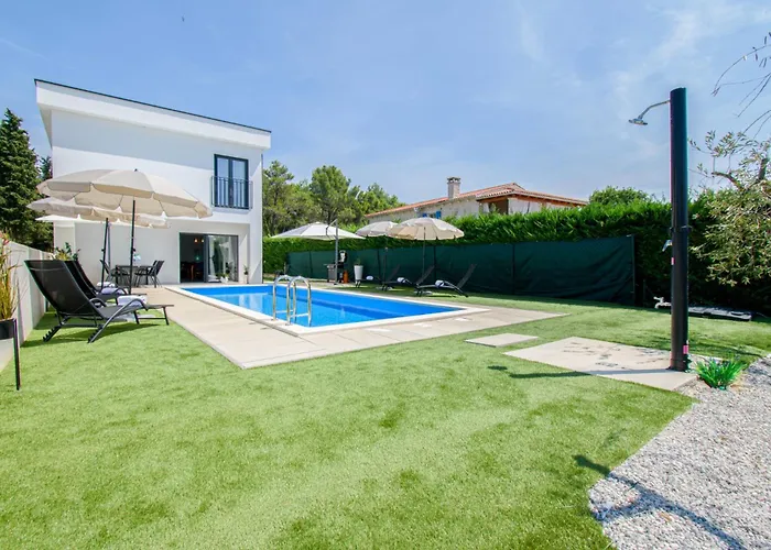 Villa Modern Angelina In - By Istrabook